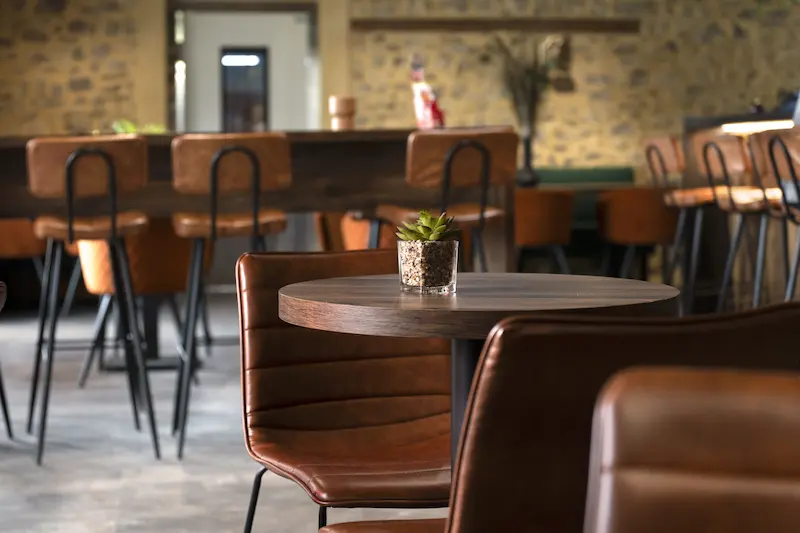 L'intérieur du restaurant Le One avec son bar et son espace restaurant