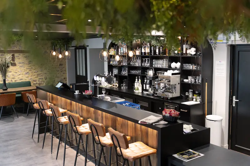 L'intérieur du restaurant Le One avec son bar