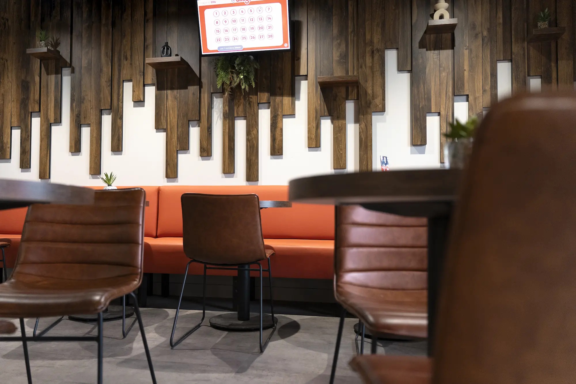 L'intérieur du restaurant Le One avec son espace bar