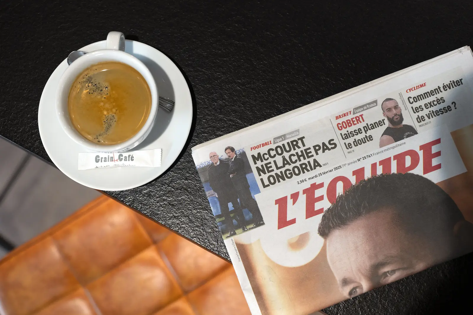 Magazine L'Equipe et un café posé sur une table