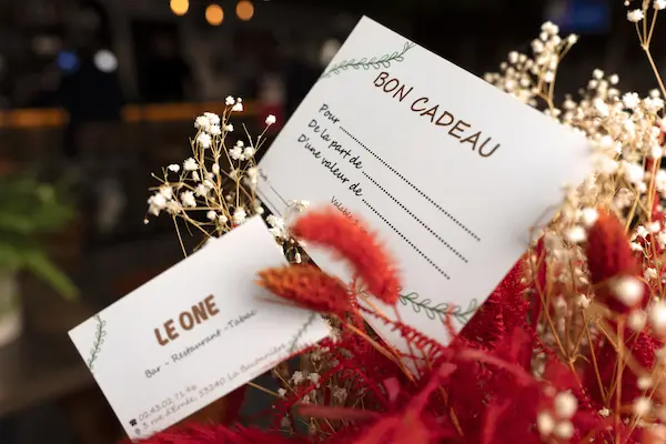 Carte cadeau déposé sur un bouquet de fleur