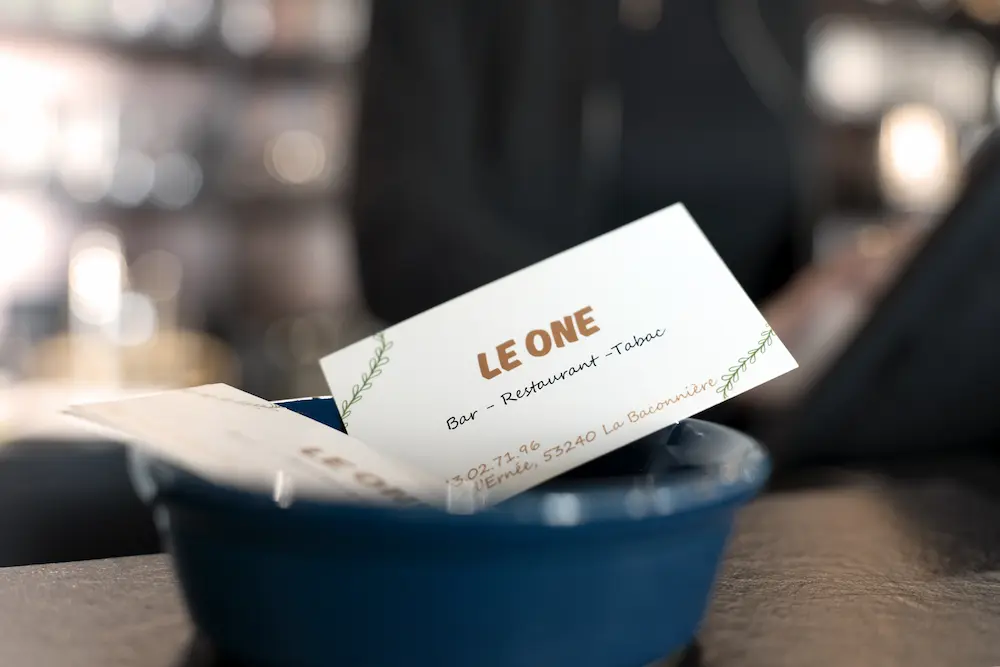 Carte de visite présentée sur un support