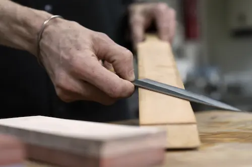Un cuisiner aiguise son couteau
