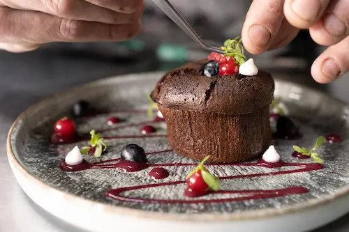 Gros plan d'un fondant au chocolat dans une assiette