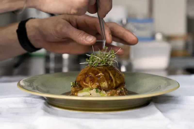 Un homme qui dresse une assiette