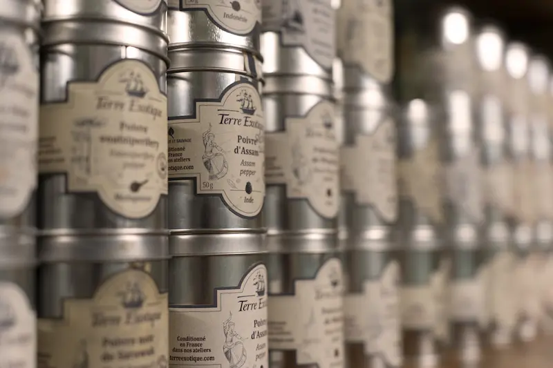 Des boîtes de poivre rangées les unes sur les autres