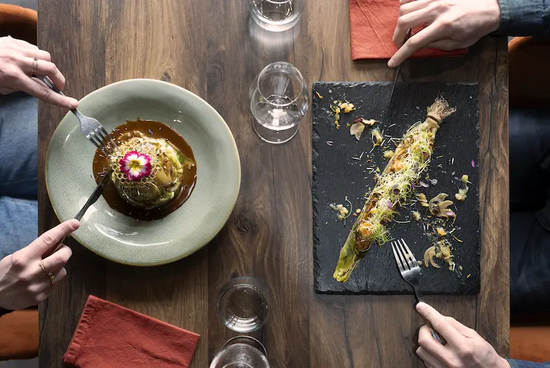 Table du restaurant vue du dessus où il y a deux assiettes servies